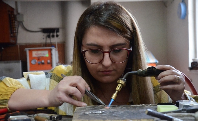 Kadın altın ustası: “Pandemide insanlar birbirlerini mutlu etmek adına özel tasarımları tercih ediyor”