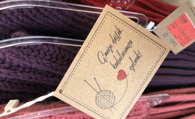 Kadın emeği el örgüsü atkı ve bereler raflarda