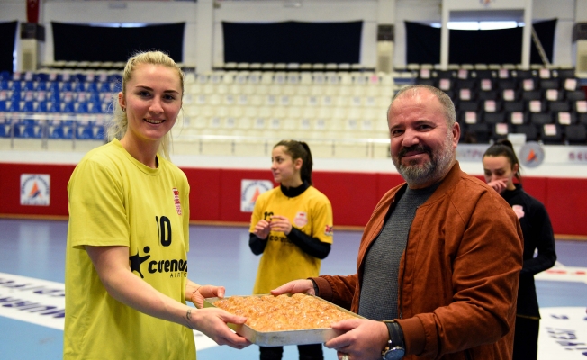 Kadın hentbolculara Avrupa sınavı öncesi baklava dopingi
