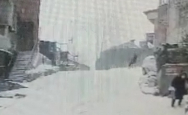 Kağıthane’de buzlanan yolda düşen vatandaşa çarpan otomobil kayarak duvara çarptı