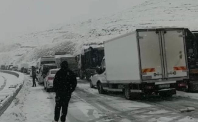Kar yağışı hayatı felç etti, Mardin-Diyarbakır karayolunda ulaşım durdu