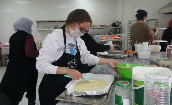 Kozanlı kadınlar pandemi stresini pasta yaparak atıyor