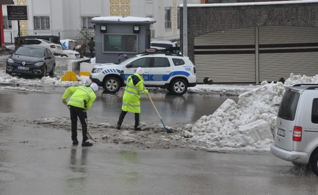 Polisler ellerine kürek aldı, yolda biriken kar birikintilerini temizledi