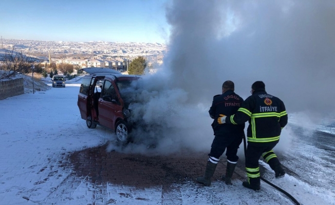 Seyir halindeki araç alev alev yandı
