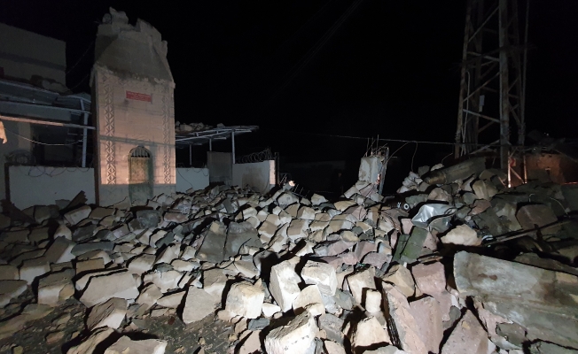 Şiddetli rüzgar caminin minaresini yıktı