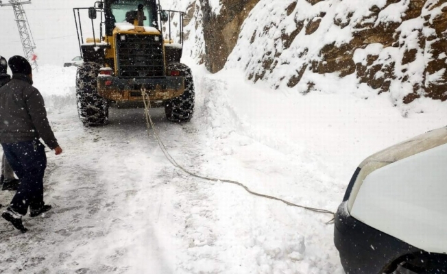 Siirt’te karda mahsur kalan yolcu minibüsü kurtarıldı
