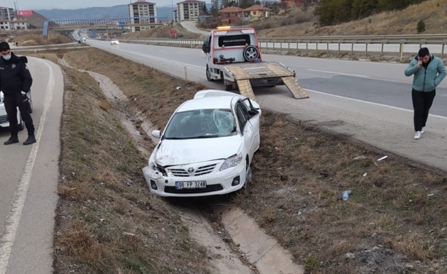 Takla atan otomobil şarampole devrildi: 2 yaralı