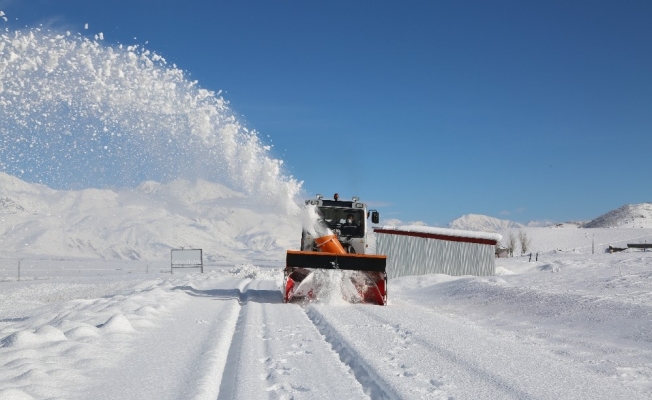 Tunceli’de karla kaplanan köy yolları için ekipler görevde