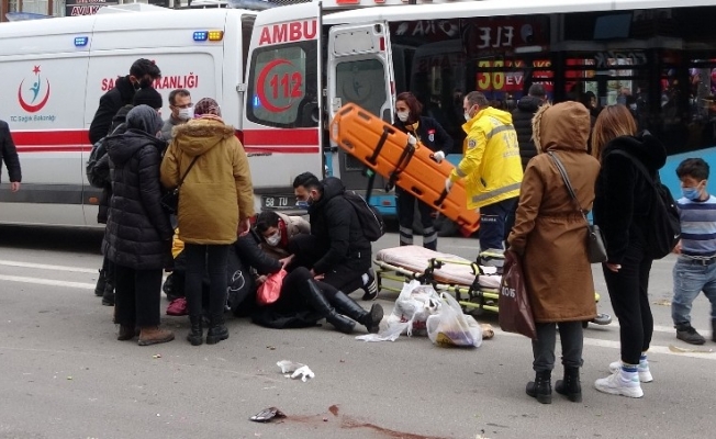 Vatandaşlar motosikletin çarptığı yaralı kadın için seferber oldu
