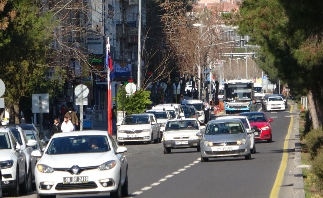 56 saatlik kısıtlamanın bitmesiyle Diyarbakır’da trafik yoğunluğu başladı