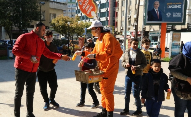 Akdeniz Belediyesi, vatandaşlara portakal suyu dağıttı