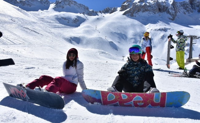 Akdeniz’in kış turizm merkezi Davraz, kayak severleri ağırlıyor