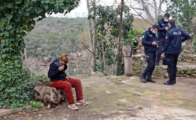 Akıntıya rağmen girdiği Düden Çayı’nda hareketsiz kalan kadın, polisi alarma geçirdi