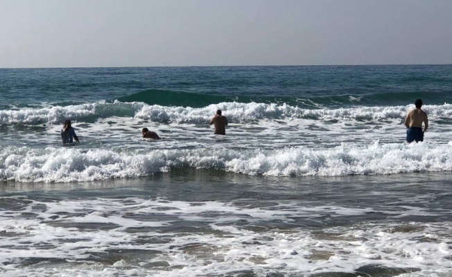 Alanya'da turistlerin dalgaya rağmen deniz keyfi