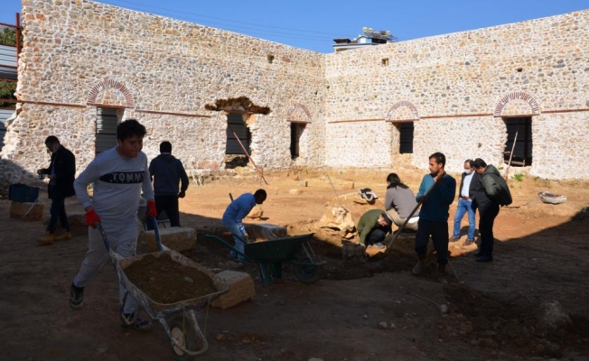 Alanya Gülevşen Camii’nde zemin kazısı devam ediyor