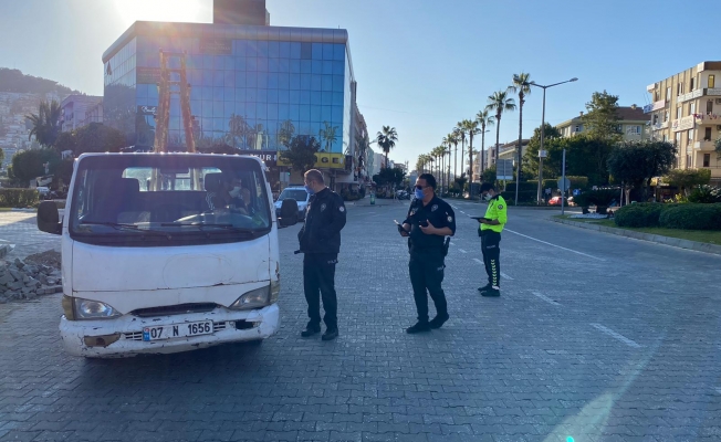 Alanya’da polis denetim yapıyor! Yasağa uymayanlara ceza kesiliyor