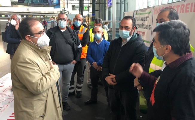 Almanya’da Türk Başkonsolos Tunçer, açlık grevindeki Türk işçileri ziyaret etti