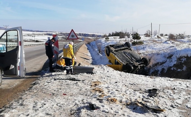 Amasya’da kaza yapan aracın sürücüsü öldü, 2 kişi yaralandı