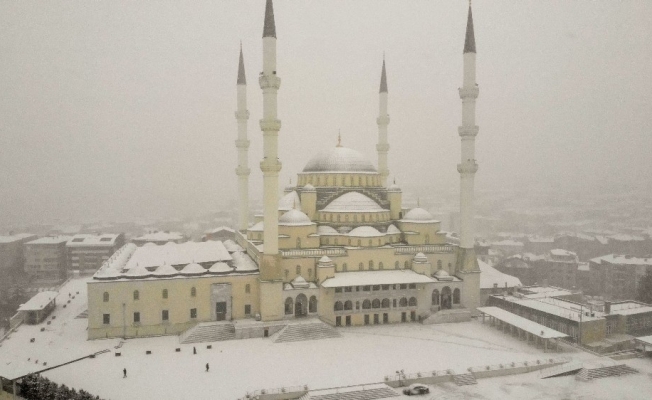 Ankara’nın incisi Kocatepe Camisi beyaza büründü
