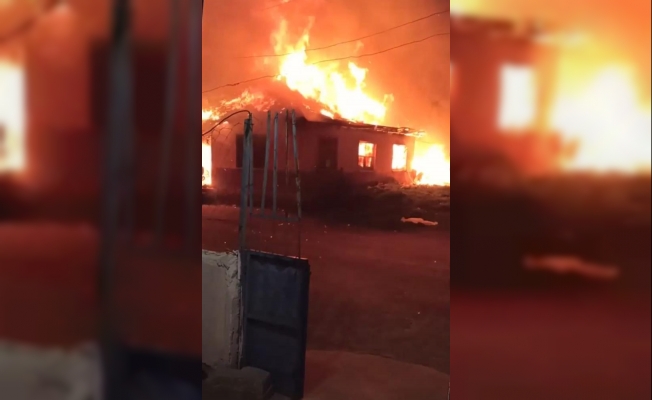 Antalya'da tek katlı ev alev alev yandı