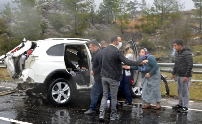 Antalya’da 4 aracın karıştığı kazadan sıcak görüntüler
