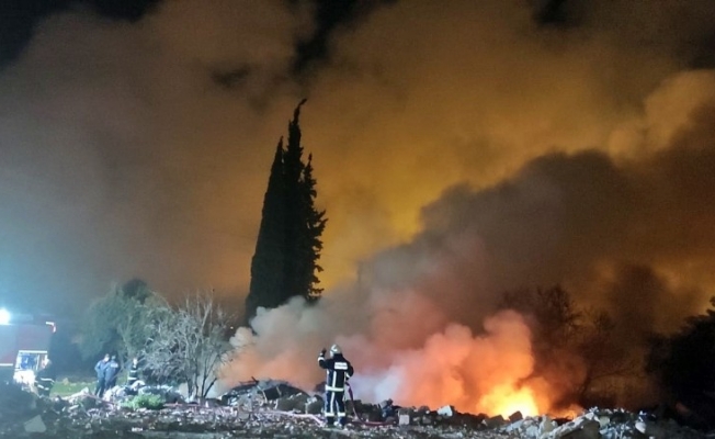 Antalya’da katı atık yangınında gökyüzü dumanla kaplandı