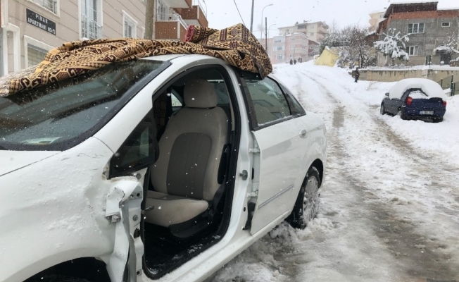Aracının üzerinde biriken karı temizlerken otomobil çarptı