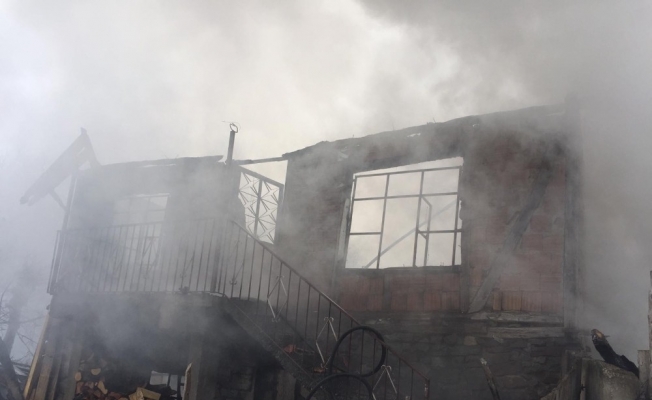 Bafra’da çıkan yangında 2 katlı ev küle döndü