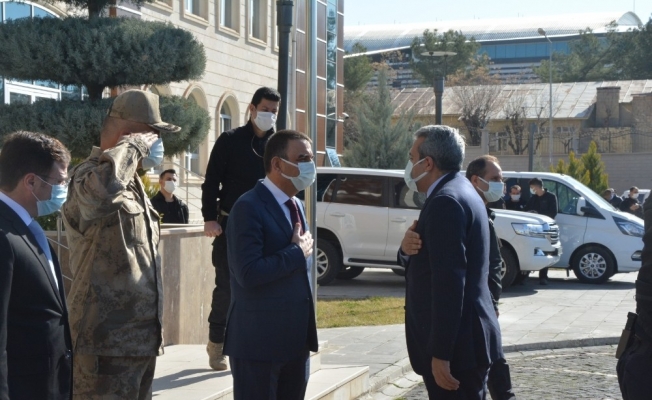 Bakan Yardımcısı Baydaş ve Jandarma Genel Komutanı Çetin, Siirt Valisi Hacıbektaşoğlu’nu ziyaret etti