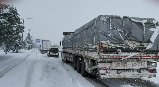Balıkesir Bursa karayolu kar sebebiyle kapandı...Yüzlerce araç yolda kaldı