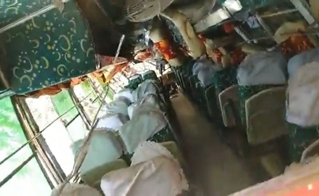 Bangladeş’te yolcu otobüsü devrildi: 2 ölü, 28 yaralı