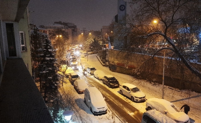 Başkent’te kar trafiği durma noktasına getirdi