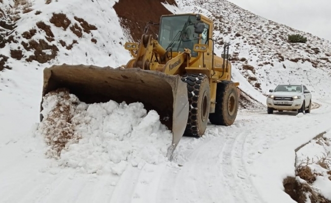 Batman’da kar yağışı nedeniyle ulaşıma kapanan köy yolları ulaşıma açıldı