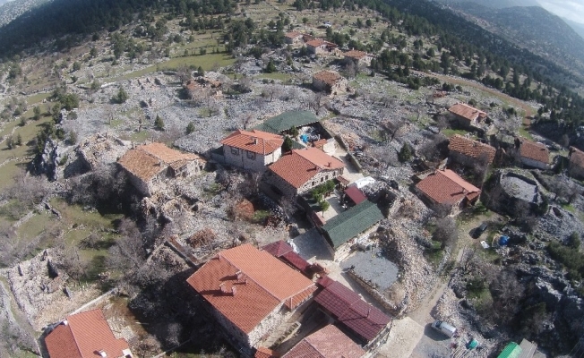 Akseki'de beton yapı girmeyen köy