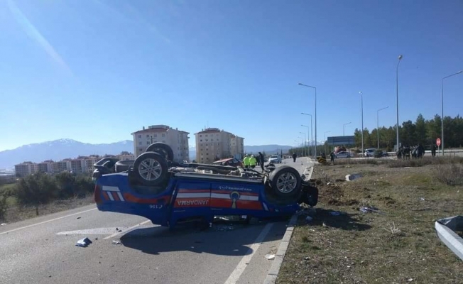 Burdur’da jandarma ekip aracı ile otomobil çarpıştı: 4 yaralı