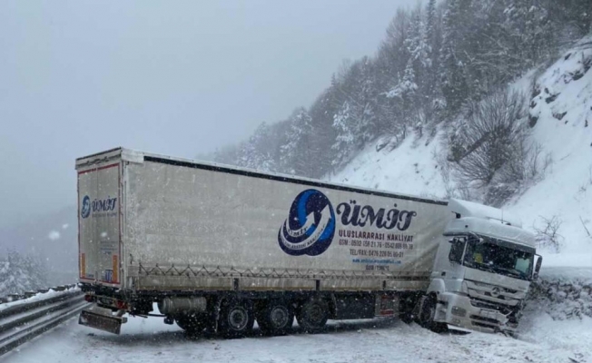 Bursa’da TIR kazası Ankara yolunu trafiğe kapattı