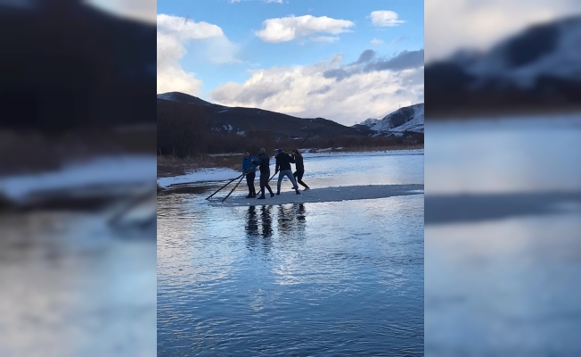 Buzu sal yapıp Çoruh’ta gezintiye çıktılar