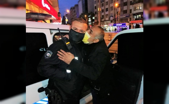Çıplak vatandaştan polise teşekkür öpücüğü