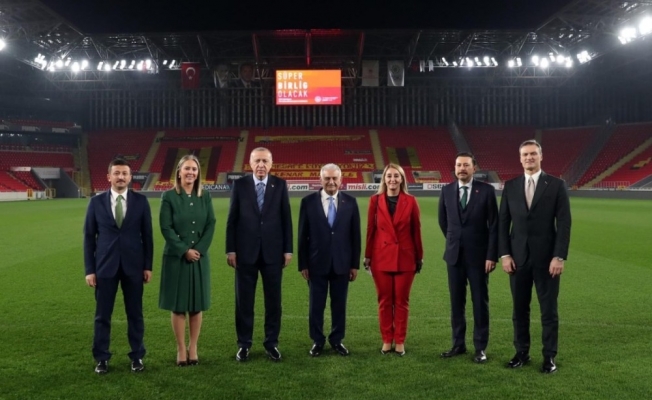 Cumhurbaşkanı Erdoğan İzmir’de yeşil sahaya indi