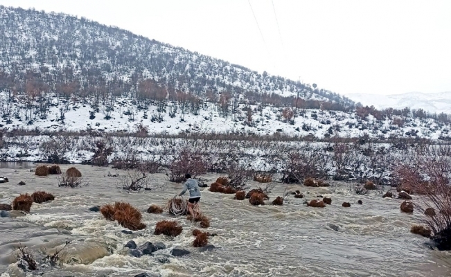 Diyarbakır’da fırtınanın bir gecede yıktığı elektrik şebekesi onarıldı