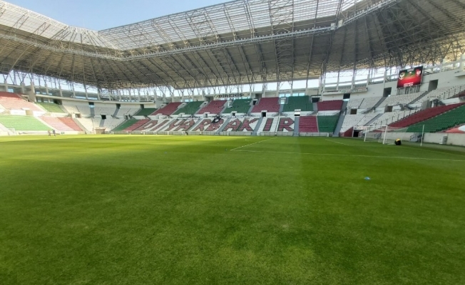 Diyarbakır’da haftada iki maç yapılan stadın zemini göz kamaştırıyor