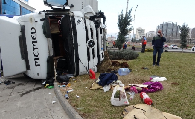 Diyarbakır’da tır devrildi, karayolu ulaşıma kapandı