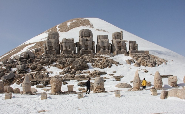 Esaretten kurtulan Nemrut Dağı ilk turistleri ağırladı