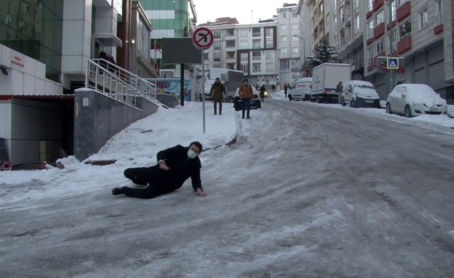Esenyurt’ta buz tutan yolda düşen vatandaşlar kamerada