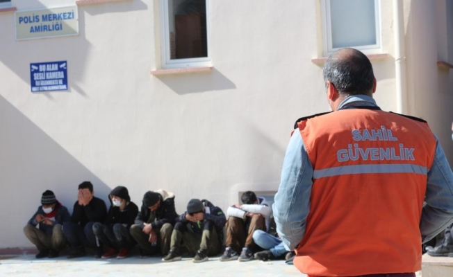 Gazipaşa'da 32 kaçak göçmen saklandıkları seralarda polise yakalandı