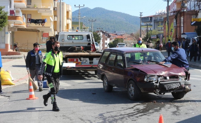 Gazipaşa'da kontrolsüz kavşakta kaza: 2 yaralı