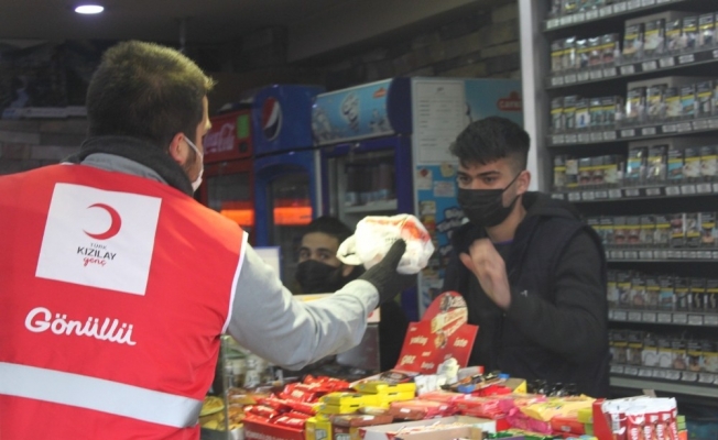 Genç Kızılay Karabük gönüllülerinden esnaf ve vatandaşa kandil simidi ikramı