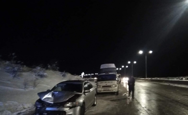 Gürcistan’da buzlanan yolda 15 araç birbirine girdi