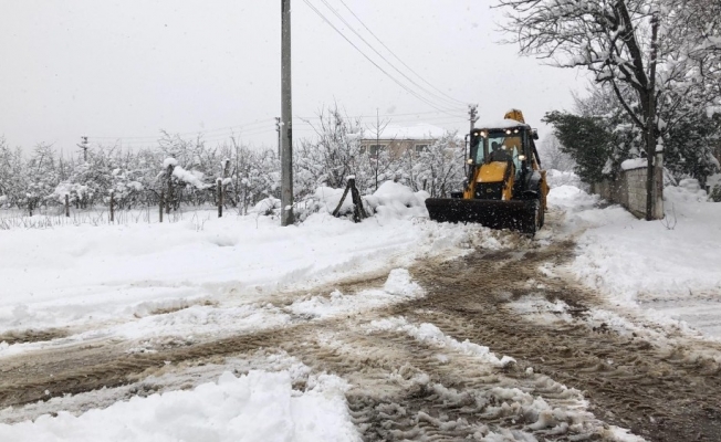 Hendek Belediyesi, kar küreme ve tuzlama çalışmalarını sürdürüyor