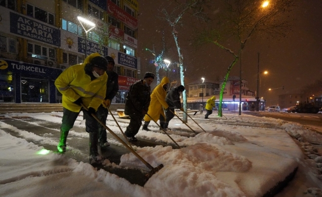Isparta Belediyesi’nden karla mücadele seferberliği